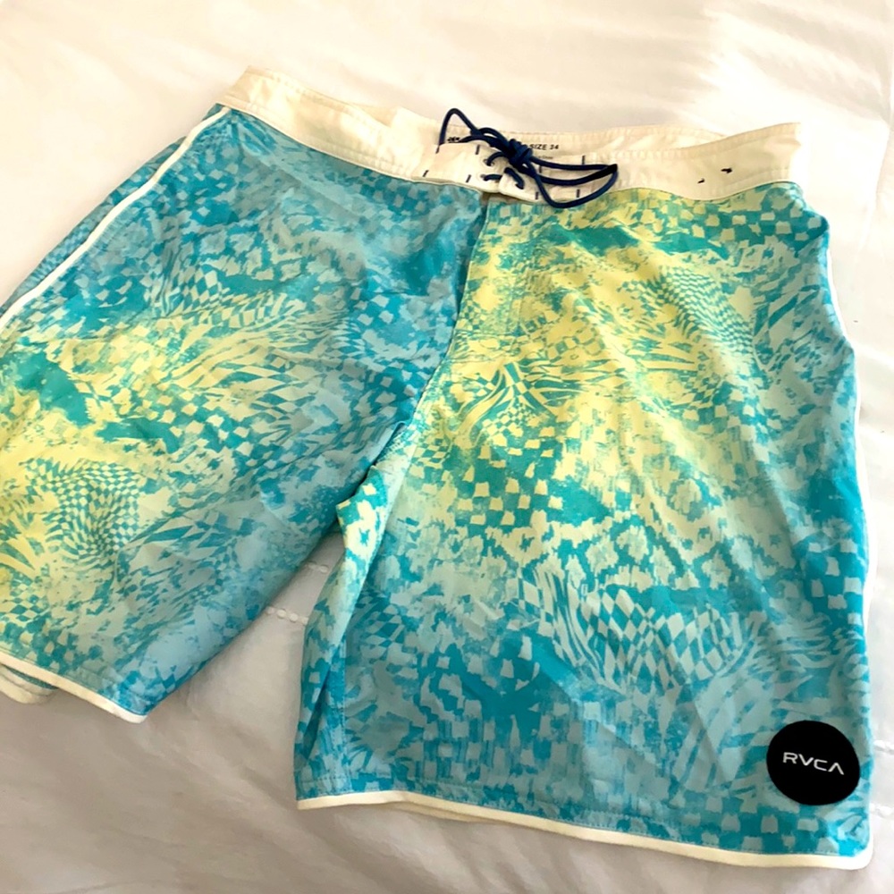 RVCA BoardShorts Nature Size 34 Waist (like new)
